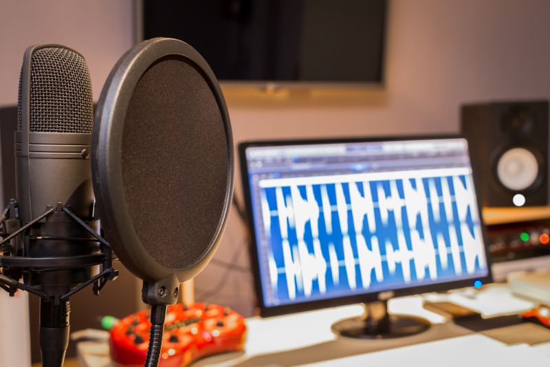 Condenser microphone in digital recording editing