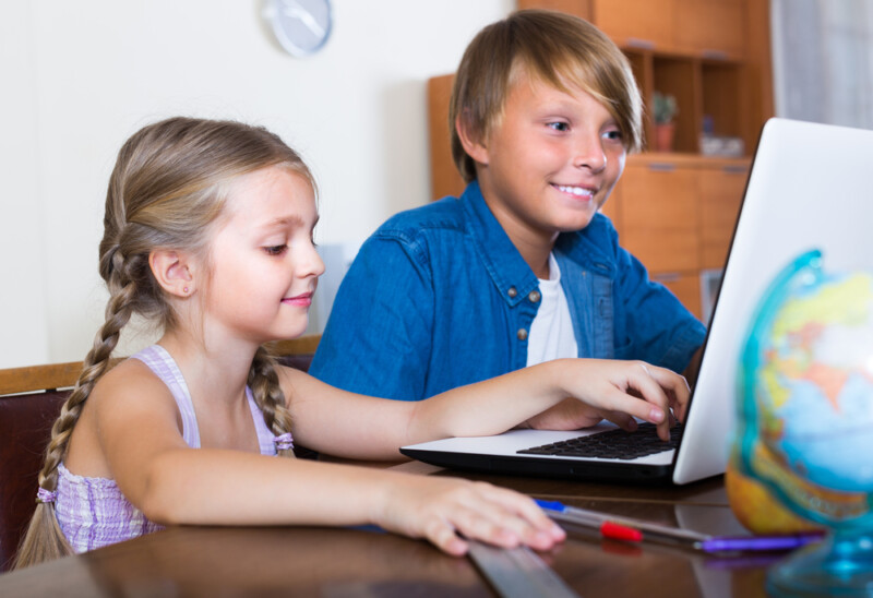 Kids working online